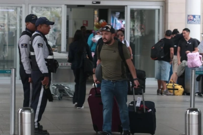 Menores ingresan con armas ocultas en peluche al aeropuerto de Guayaquil y atacan a objetivo criminal en zona pública concurrida