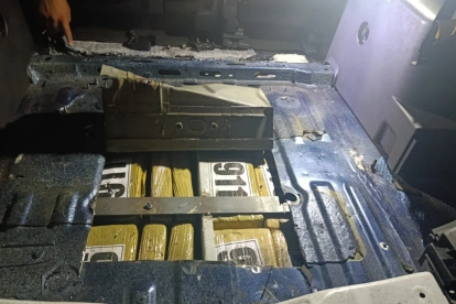 Los paquetes estaba oculta en compartimentos de dos vehículos y dos personas fueron detenidas.