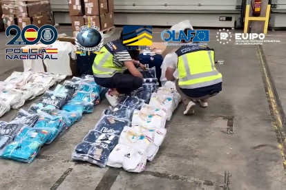 Intervenidas de más de 16 toneladas de equipaciones de fútbol falsificadas