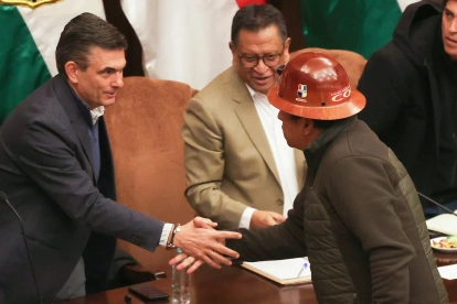 El presidente de Bolivia, Rodrigo Paz, estrecha la mano del dirigente de la Central Obrera Boliviana (COB), Mario Argollo,en el Banco Central en La Paz (Bolivia).