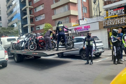 Los agentes de la AMT trasladaron a las motos en una plataforma. Los vehículos se incautaron tras un operativo en la av. República de El Salvador.