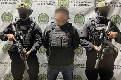 Alias Javi, presentado por la Policía Nacional de Colombia,  tras su captura en Bogotá cerca de la embajada de EE. UU.