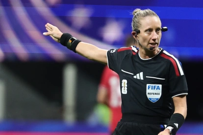 La árbitra Tori Penso hace indicaciones durante el partido de la fase de grupos de la Copa Mundial de la FIFA 2026 entre República Checa y Sudáfrica.