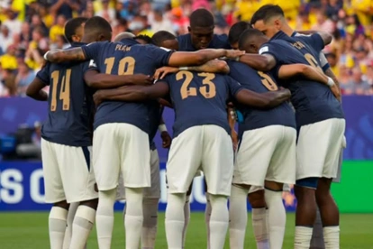 Jugadores de la Selección de Ecuador previo a un partido del Mundial.