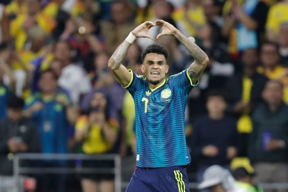 Luis Díaz celebra su primer gol en una Copa del Mundo tras liderar la victoria de Colombia sobre Uzbekistán en el estadio Azteca