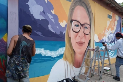 Tres artistas pintaron un mural en homenaje a la activista anticorrupción, Monika Silva, quien fue hallada sin vida en Santa Elena.