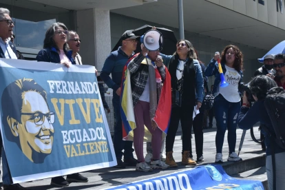 Imagen de archivo de una manifestación en memoria de Fernando Villavicencio, mientras la justicia suspende el fallo sobre prisión preventiva de Serrano y Jordán.