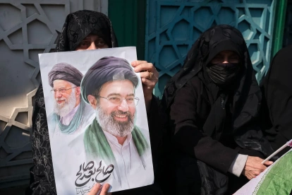 Un mujer porta una pancarta con la imagen del nuevo líder supremo de Irán, Mojtaba Jameneí, en la plaza Enghelab de Teherán.