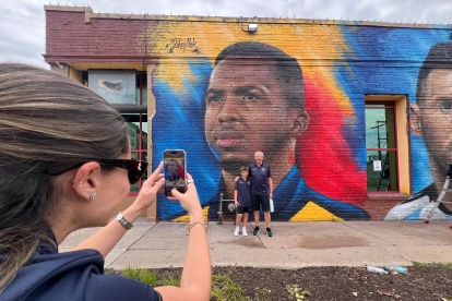 El mural de William Pacho se ha convertido en uno de los puntos de encuentro de los hinchas ecuatorianos en Kansas City antes del partido de la Tricolor frente a Curazao.