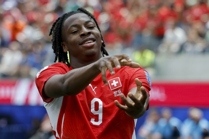 El suizo Johan Manzambi y uno de los goles ante Bosnia y Herzegovina.