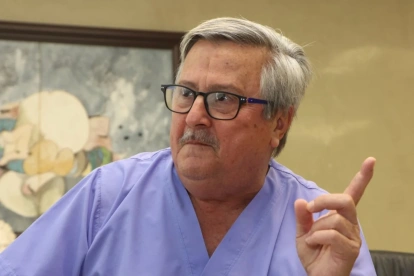 El médico Roberto Gilbert fue posesionado como consejero principal del CPCCS en octubre 2025, renunció el 18 de junio del 2026.