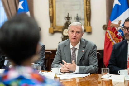 El mandatario José Antonio Kast (c) hablando con distintas autoridades este jueves, en el Palacio de La Moneda, en Santiago (Chile).