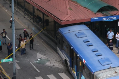 El bus impactó contra la parada de la Biblioteca Municipal.