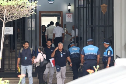 Funcionarios municipales un día particular. En Guayaquil, la agenda juliana está en riesgo por suspensión de procesos en el Sercop.