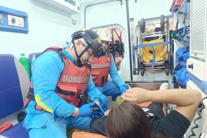 Bomberos atendieron a los afectados de la emergencia.