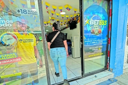 Un punto de venta de pronósticos deportivos y juegos en línea, en Quito. Los locales físicos conviven con las apps, que ya concentran la mayoría de las apuestas.