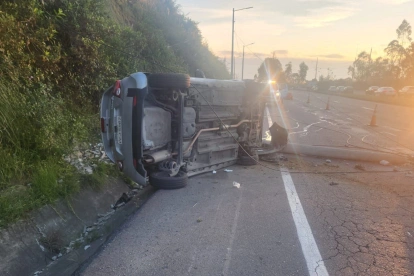 La emergencia ocurrió en el sector de Santa Rosa, sobre la avenida Simón Bolívar, en Quito.
