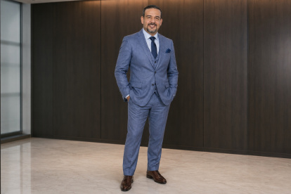 La IA propone un estilo más ejecutivo y contemporáneo.