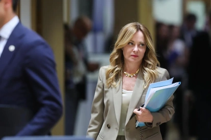 La primera ministra italiana, Giorgia Meloni (derecha),en la cumbre del Consejo Europeo en Bruselas, Bélgica, el 18 de junio de 2026.