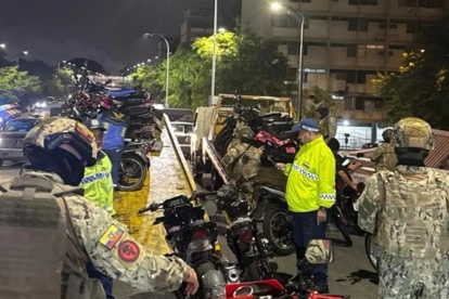 FF.AA. retuvieron 95 motocicletas el 19 junio en Guayaquil por incumplir normas durante rodada nocturna.