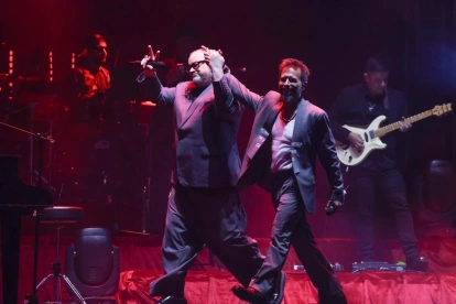 Sin Bandera regresó a Quito y emocionó al Coliseo Rumiñahui con un concierto lleno de nostalgia, amor, recuerdos y ovaciones inolvidables.