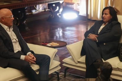 El presidente de la Asamblea Nacional, Jorge Rodríguez (i), habla con la exdiputada Dinorah Figuera durante una reunión este jueves, en Caracas (Venezuela).