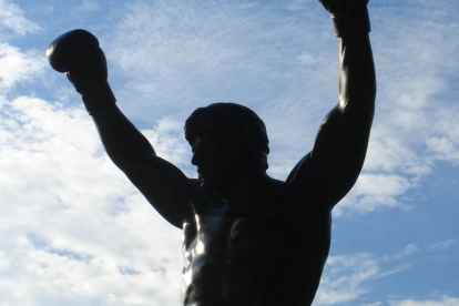 La estatua de Rocky Balboa en Filadelfia, intervenida por hinchas brasileños con una camiseta argentina durante el Mundial.