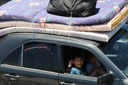 Libaneses con sus pertenencias huyen por la carretera de Sidón hacia Beirut tras los bombardeos israelíes que afectaron a pueblos del sur del Líbano, el 19 de junio de 2026.