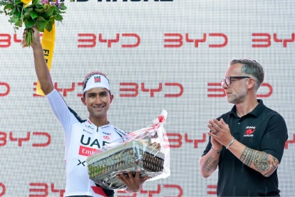 El ecuatoriano Jhonatan Narvaez en el podio después de ganar la tercera etapa de la Vuelta a Suiza.