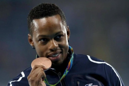Dimitri Bascou mostrando orgulloso su medalla olímpica obtenida en los Juegos Olímpicos de Río de Janeiro 2016.