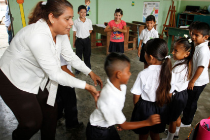 A los docentes en Ecuador se les exigiría ser, además de profesores, psicólogos y policías.