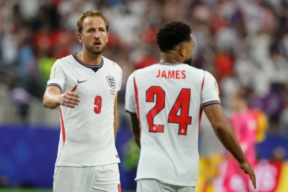 Harry Kane de Inglaterra abraza a Reece James este miércoles, al final de un partido del grupo L del Mundial de la FIFA 2026.