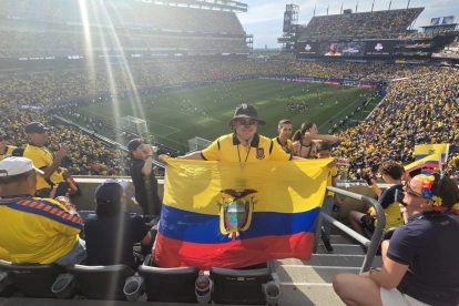 Fernando Pavón ondea la bandera de Ecuador en el estadio durante el Mundial.