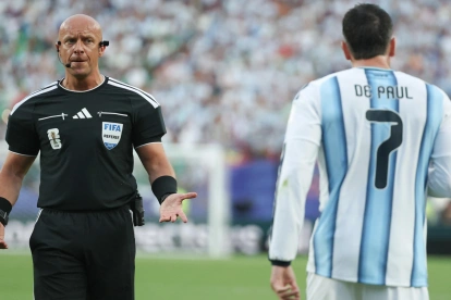 El árbitro polaco Szymon Marciniak pitó el Argentina - Argelia.
