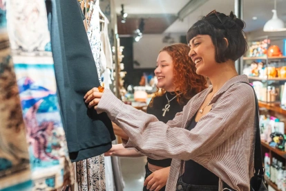 Mujeres haciendo compras en Medellín (Colombia).