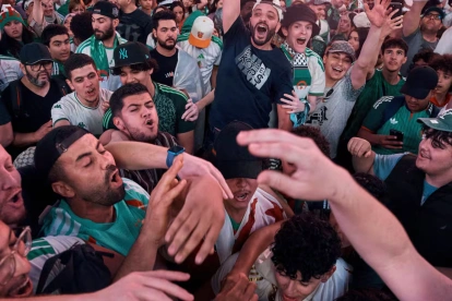 Enfrentamientos entre hinchas de Argentina y Argelia en Nueva York dejaron escenas de violencia por el partido entre ambas selecciones.