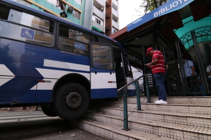 La parada de la Biblioteca Municipal resultó afectada tras el impacto del articulado de la Metrovía.
