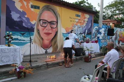 Junto al mural de Monika Silva los pobladores colocaron vela en su memoria