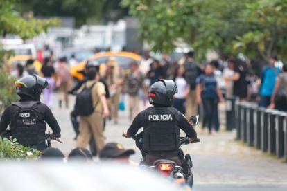 En los exteriores de colegios de Guayaquil se ha intentado reforzar la seguridad. Grupos delictivos ahora buscan reclutar a través de redes sociales.