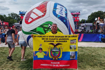 Ecuador Echeverría posa orgulloso con la bandera tricolor en Kansas City, donde vive su cuarto Mundial siguiendo a la selección ecuatoriana.