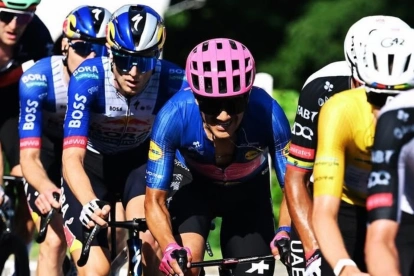 Richard Carapaz (c), en la Vuelta a Suiza 2026, en una imagen compartida por su equipo, el EF Education-EasyPost.