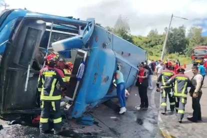 Un bus de transporte urbano se volcó en la calle Leónidas Dubles y E8B, en el sur de Quito.