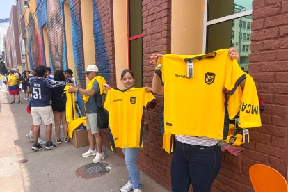 Camisetas de la selección ecuatoriana se venden en las calles de Kansas City en la previa del partido entre Ecuador y Curazao por el Mundial 2026.