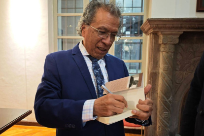 El poemario, publicado por el sello El Ángel Editor, se lanzó recientemente en la capital.