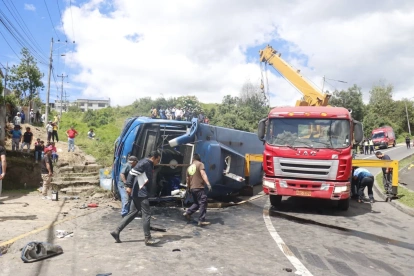 Bus de transporte urbano quedó volcado tras el siniestro registrado en Caupicho, sur de Quito.