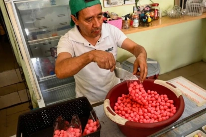 Luis Banda es el heredero de un negocio con más de cien años de sabor: Colaciones Cruz Verde, en Quito.