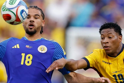 Ecuador vs. Curazao: Gonzalo Plata (der.) en la disputa del balón, en juego del Mundial 2026.