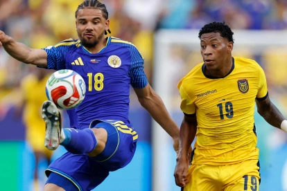 El ecuatoriano Gonzalo Plata (d) enfrenta al curazoleño Armando Obispo en el duelo por la segunda fecha del Grupo E del Mundial 2026