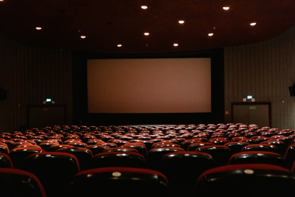 El estadio y la pantalla se convierten en dos formas de atención colectiva: entre el entretenimiento global y la reflexión sobre la verdad en la era de la saturación informativa.
