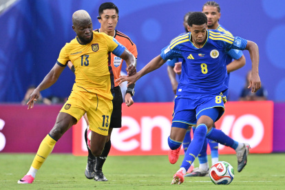 Enner Valencia y Livano Comenencia de Curazao en el estadio de Kansas.